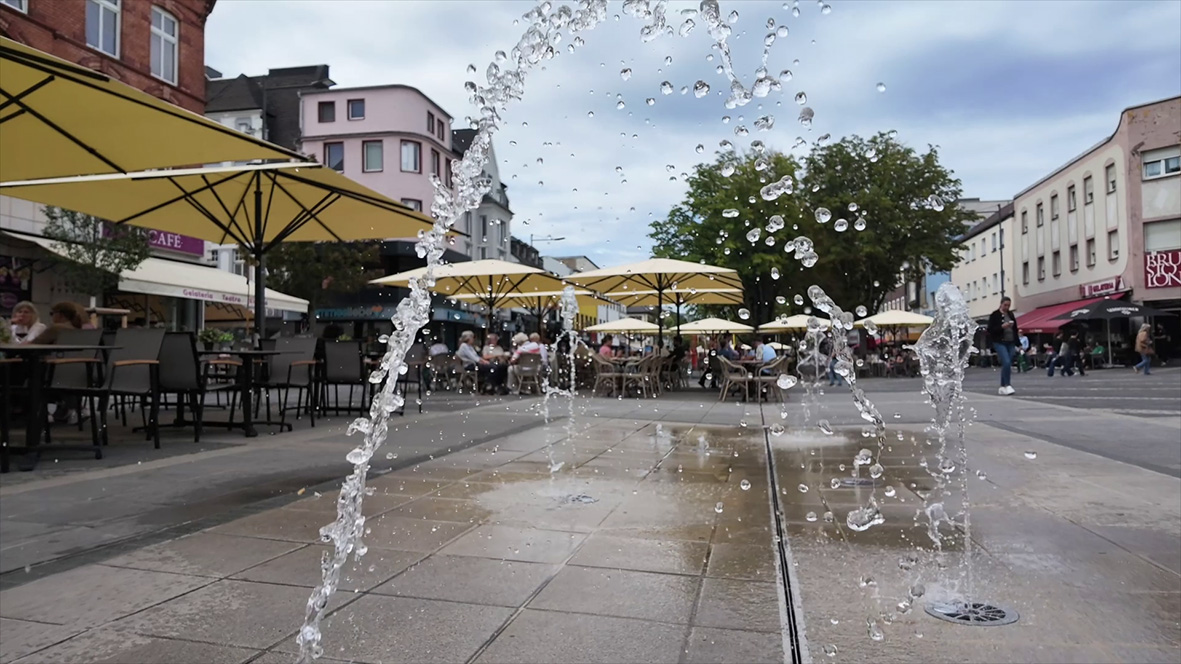Der Luisenplatz trumpft mittlerweile mit einem Wasserspiel auf. Für die Außengastronomie gab es außerdem neue, einheitliche Sonnenschirme.