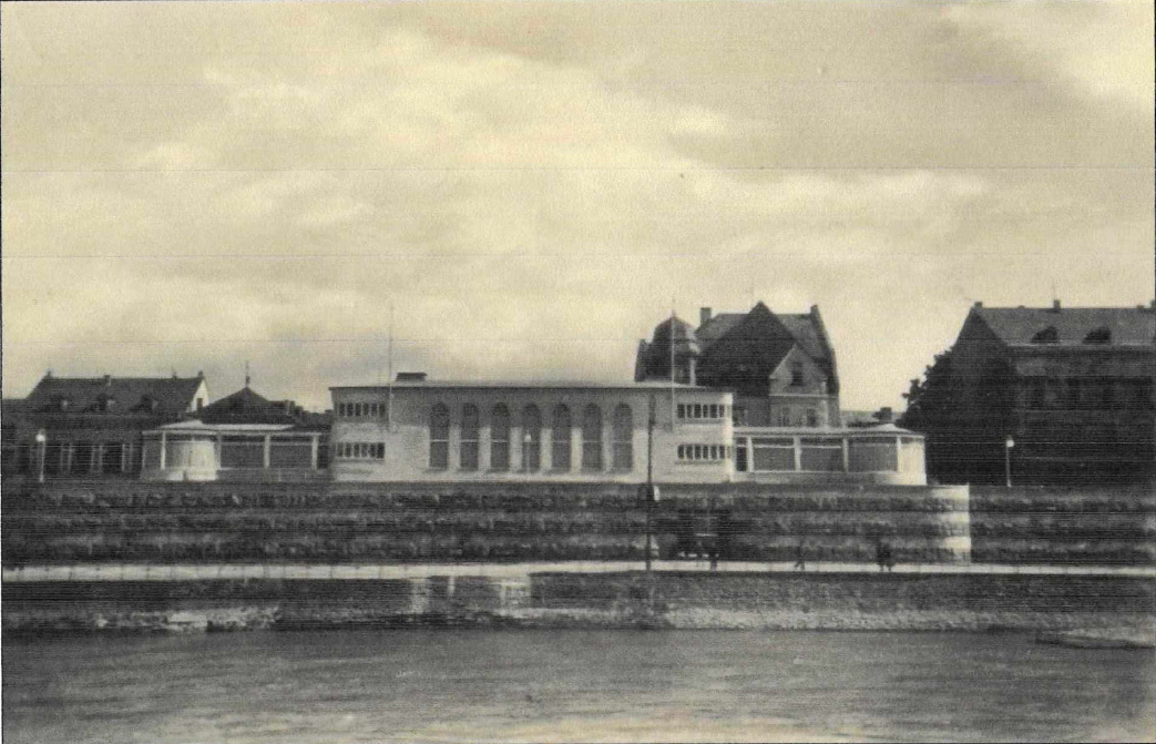 Historische Aufnahme: Die Hochwasserschutzmauer mit Deichkrone von der Weißenthurmer Seite Mitte der 30er Jahre
