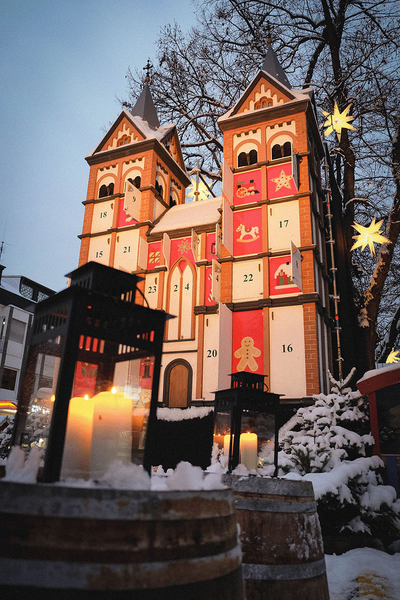 Der riesigen Adventskalender mit seinen meterhohen Holztürmen ist auf dem Knuspermarkt immer wieder ein Highlight.