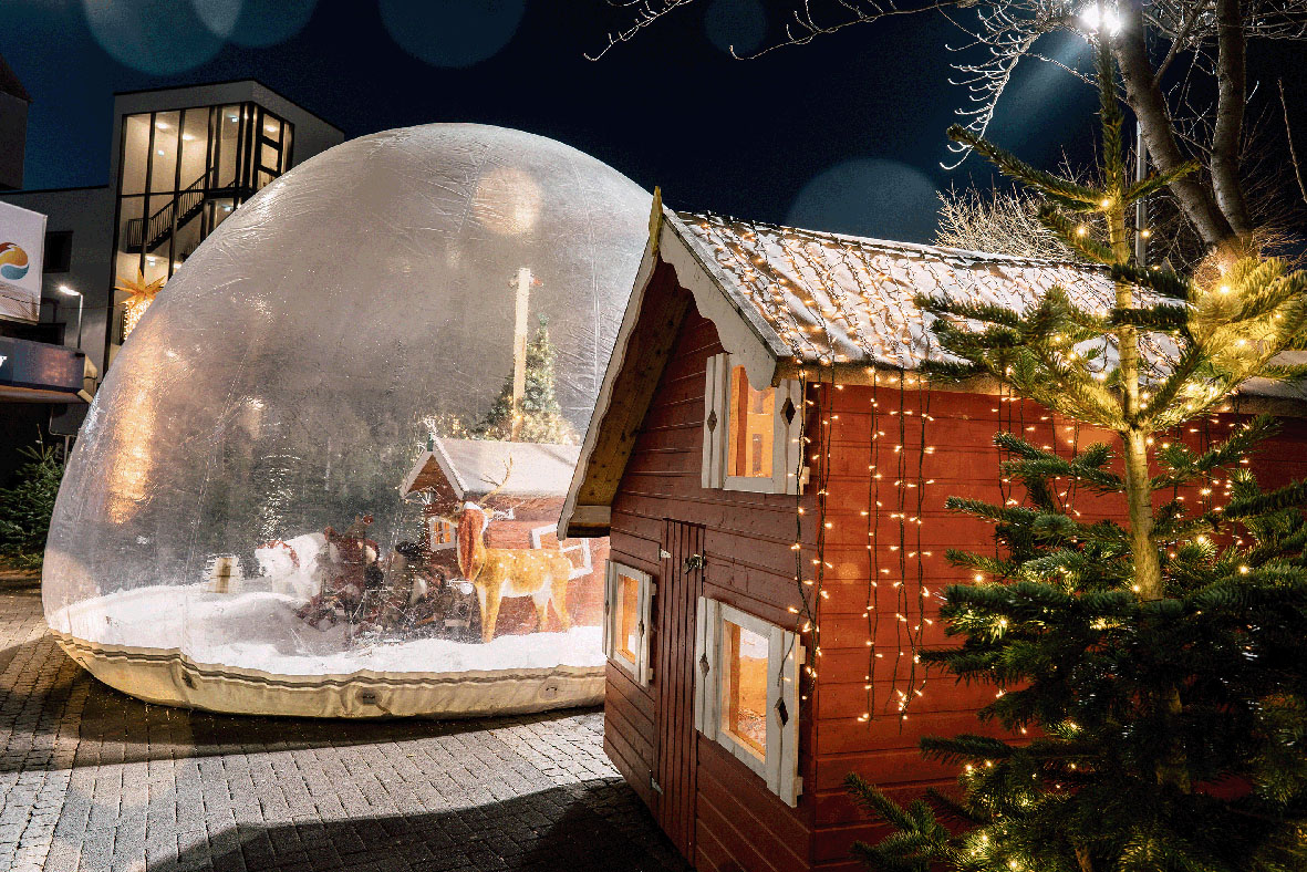In der überdimensional großen Schneekugel im Kinder-Knusperland gibt es viele Details zu entdecken.