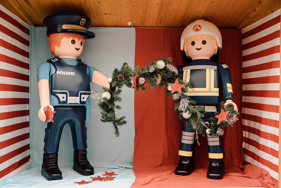 Übergroße Playmobilfiguren begeistern Groß und Klein gleichermaßen. 