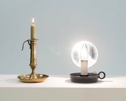Links befindet sich im Bild ein Kerzenständer mit Kerze, rechts ein Kerzenständer mit Glühbirne.