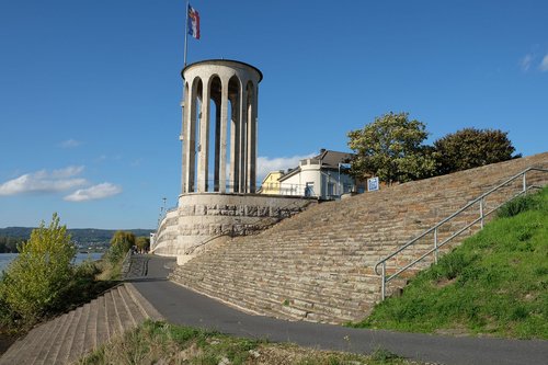 Der Pegelturm und die Freitreppen an der Neuwieder Deichpromenade