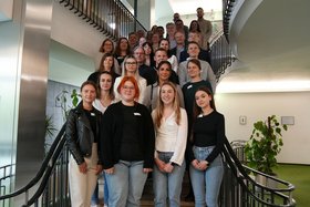 Die neuen Auszubildenden und Studierenden mit Neuwieds Stadtspitze und ihren zukünftigen Ausbildern im verwaltungsgebäude.