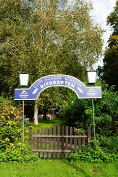 Den Eingang zum Biergarten im Grünen ziert ein Tor.